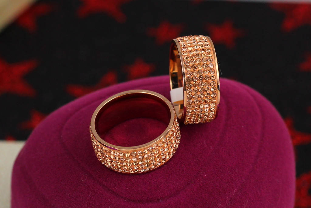 

Кольцо Xuping Jewelry спереди камни цвета шампанское р16 золотистое
