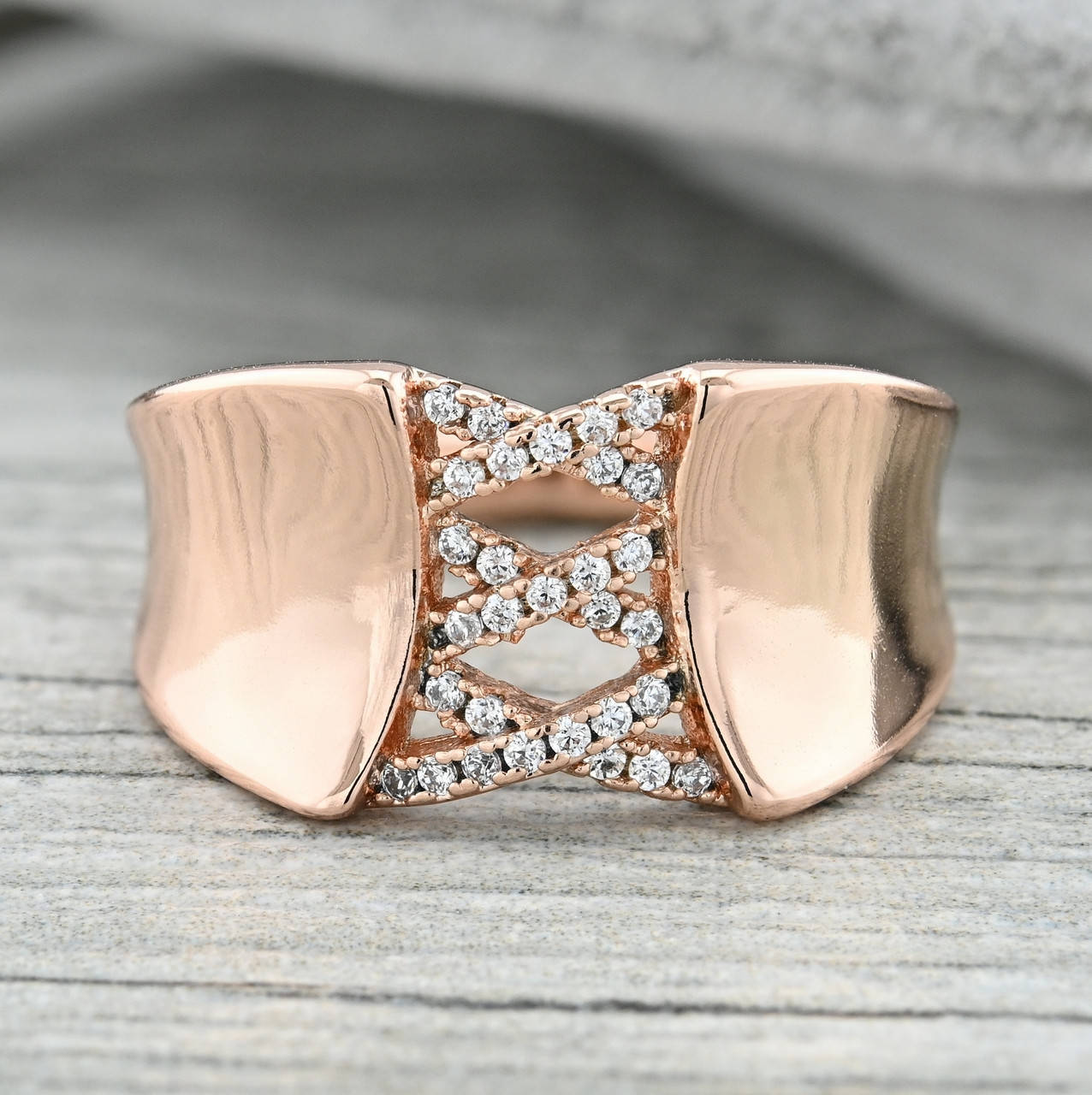 

Кольцо Xuping 33278 ширина 11 мм белые фианиты позолота РО размер 18