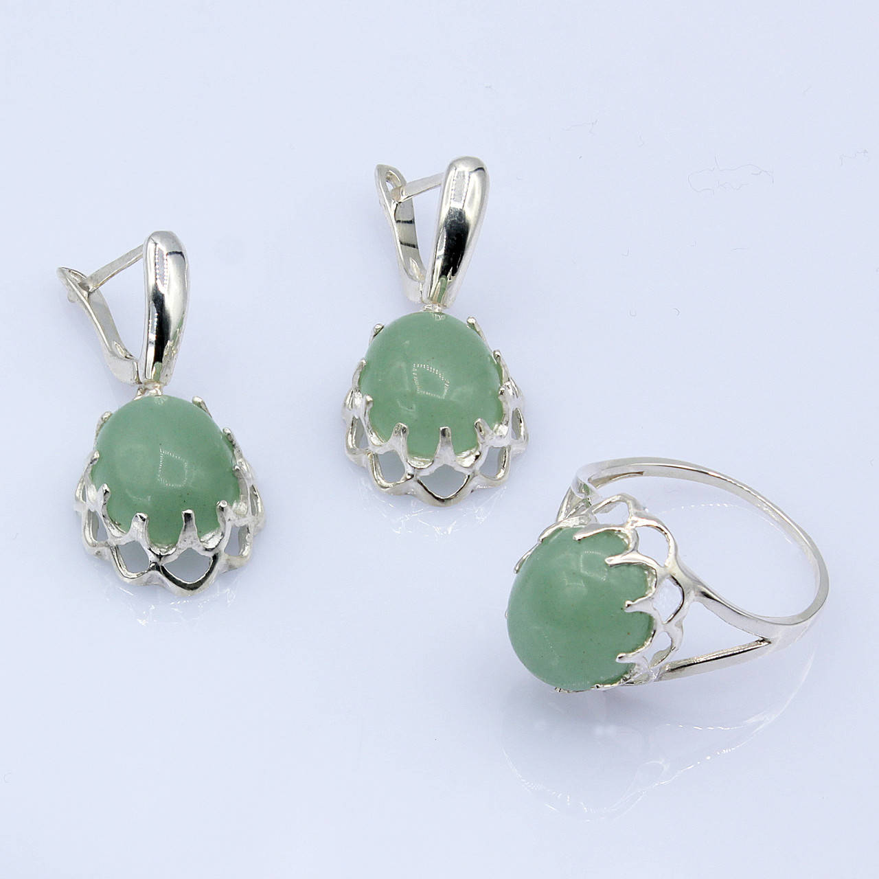 

Серебряное кольцо и серьги с камнем жадеит 18.5