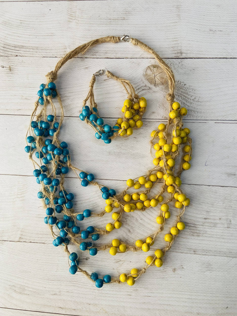 

Набір прикрас з дерева в національному стилі