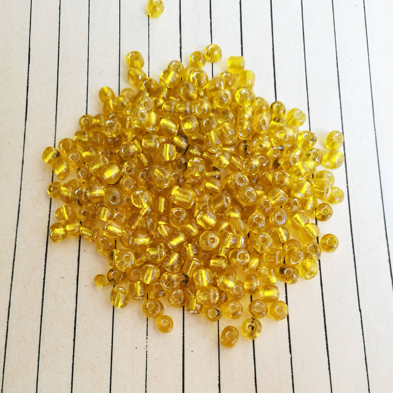 

Бісер Fancy, SILVER жовтий, великий 6/0, 45 г/упаковка