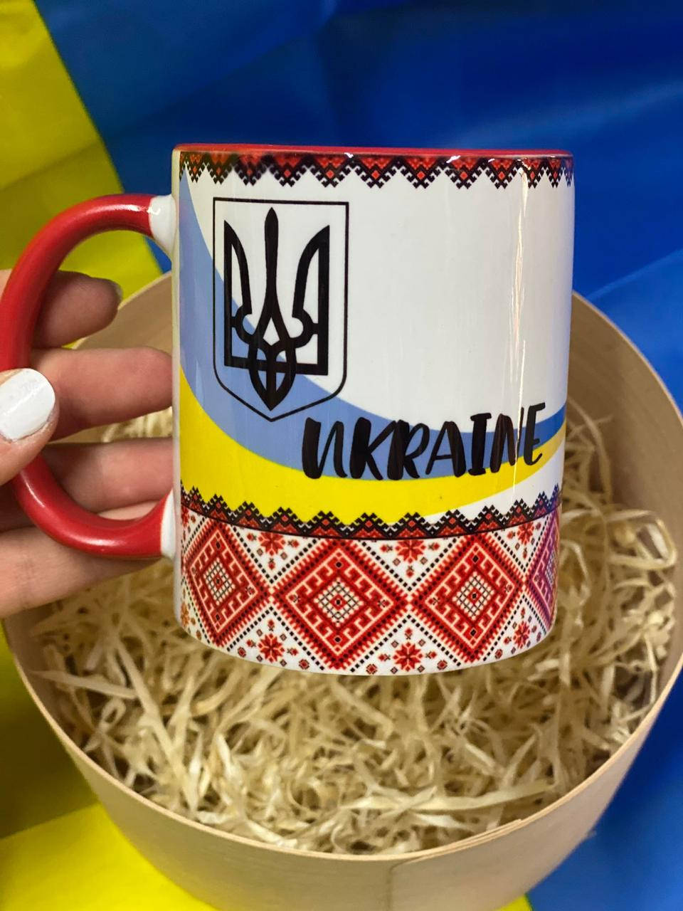 

Чашка Ukraine с вышиванкой, красная ручка, Красный