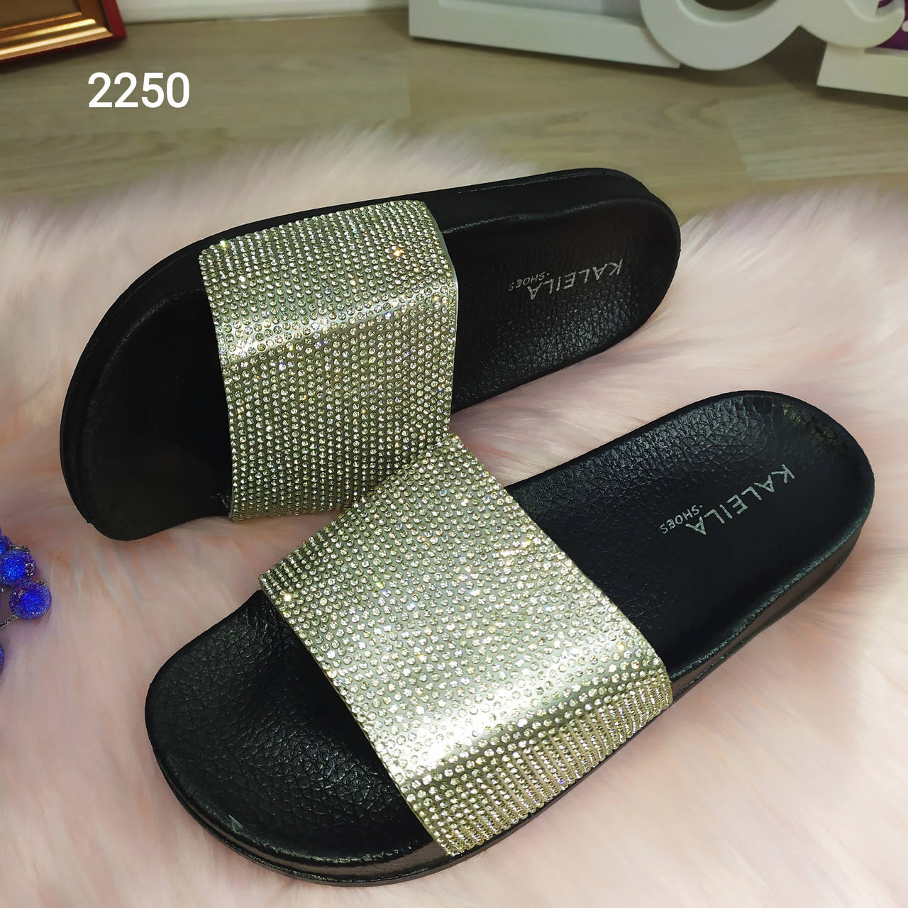 

Женские шлепанцы черные со стразами серебро