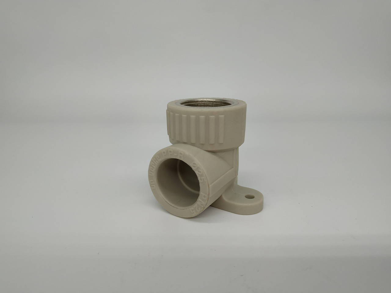 

Угольник полипропиленовый Berke Plastik с ВР настенный 20х1/2"