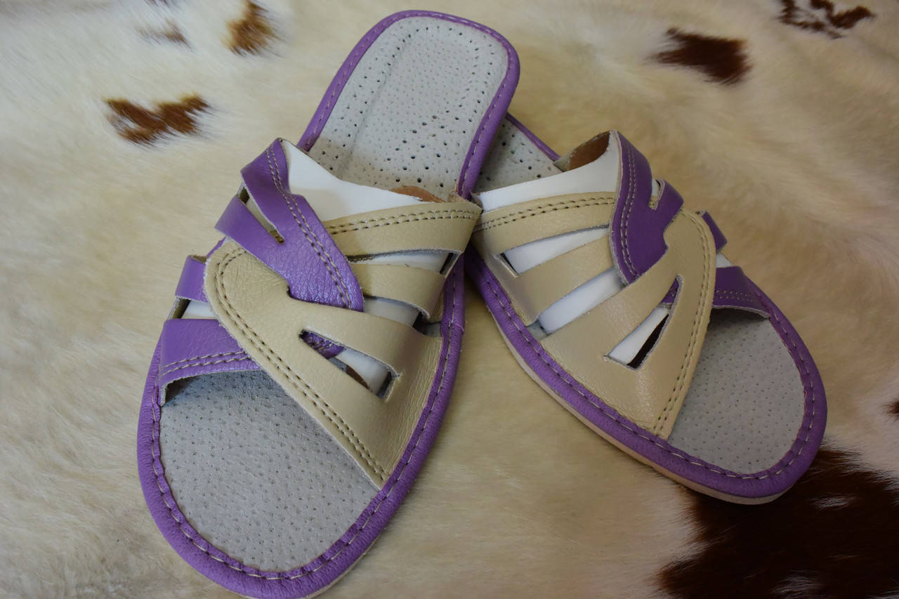 

Тапочки жіночі шкіряні.