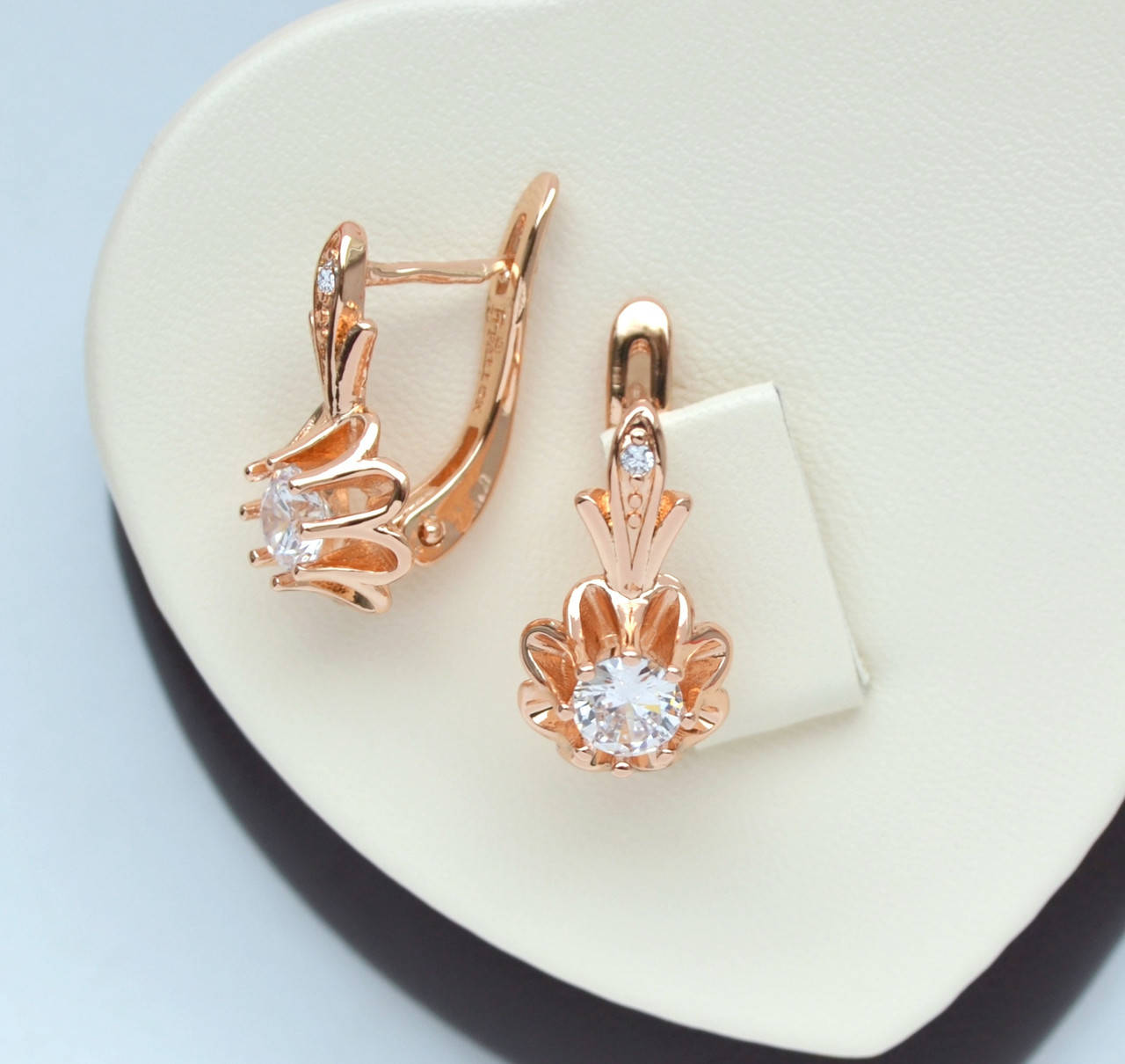 

Серьги Цветок с белыми кристаллами покрытие розовым золотом 18к.