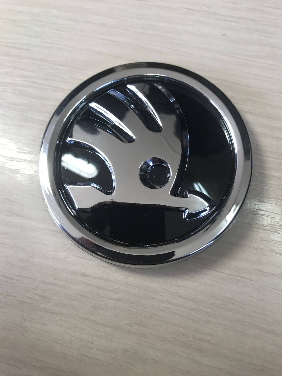 

Эмблема Skoda на капот/багажник 5JD 853 621A 80мм.