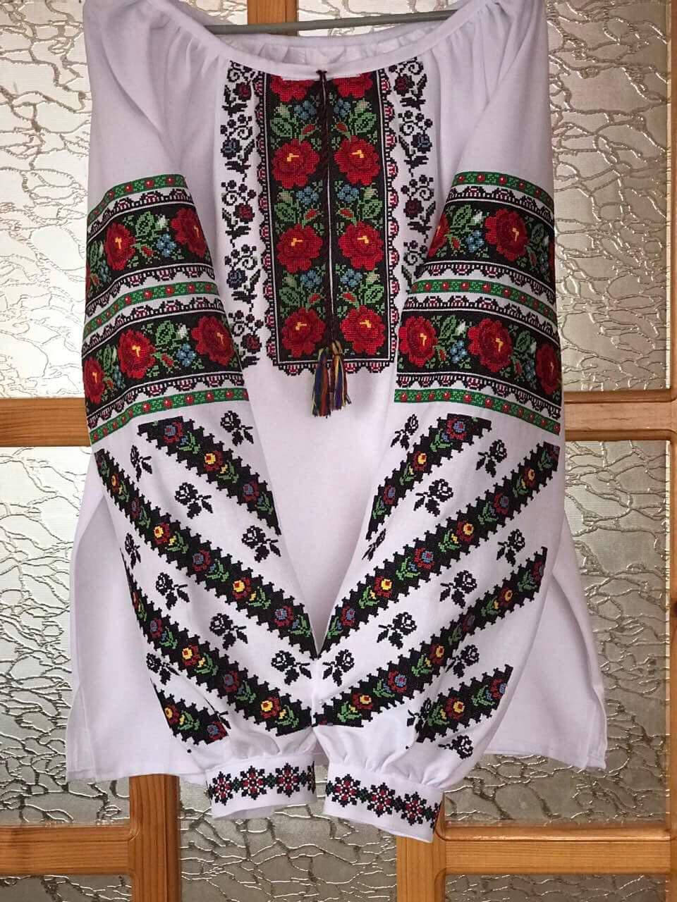 

Вишиванка жіноча з квітковим орнаментом на домотканому полотні, Белый