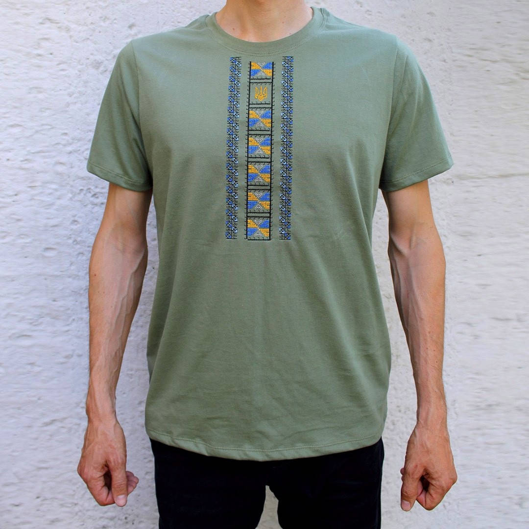 

Мужская футболка вышиванка цвета хаки (оливковая) с небольшим тризубом, Ладан 48