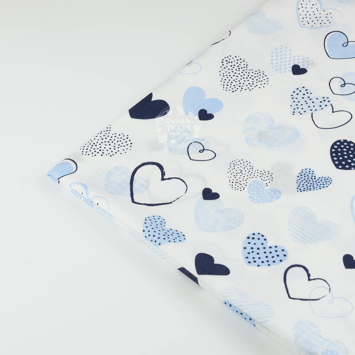 

Отрез ткани "Нарисованные сердечки" голубые и синие на белом №1342а, размер 80*160 см