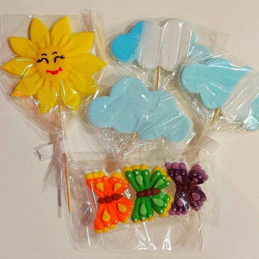 

Сахарное украшение на торт солнышко с бабочками.