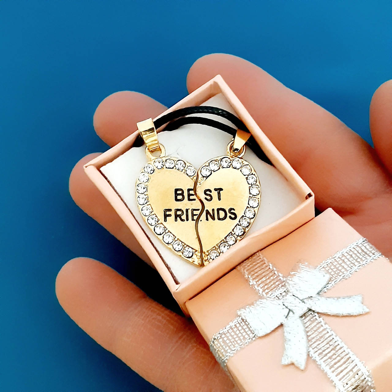 

Подарок лучшей подруге - парные кулоны Вest friends золотого цвета с цирконами и шнурочками в яркой коробочке