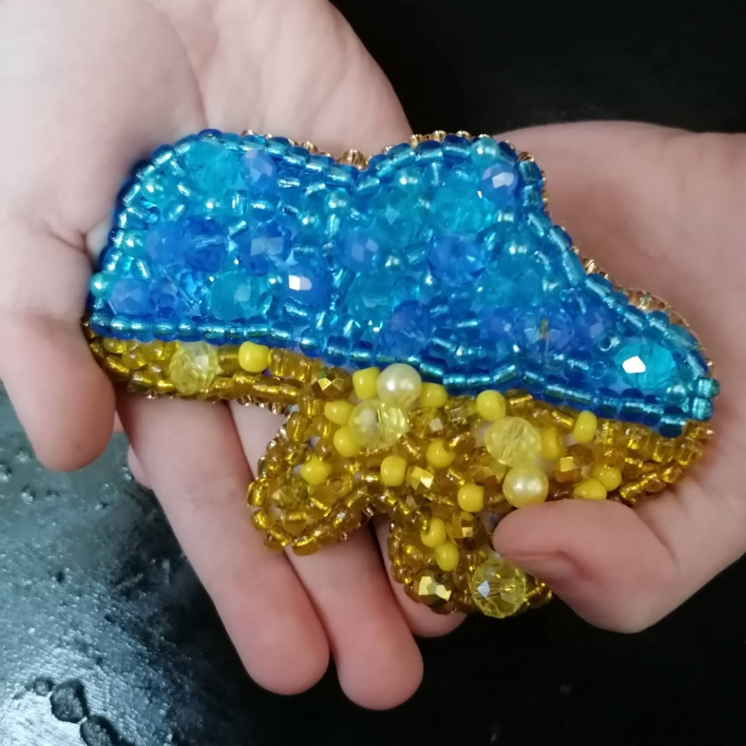 

Брошка карта мапа України жовто блакитна патріотичні прикраси з бісеру та кришталю брошь Украина значек брош