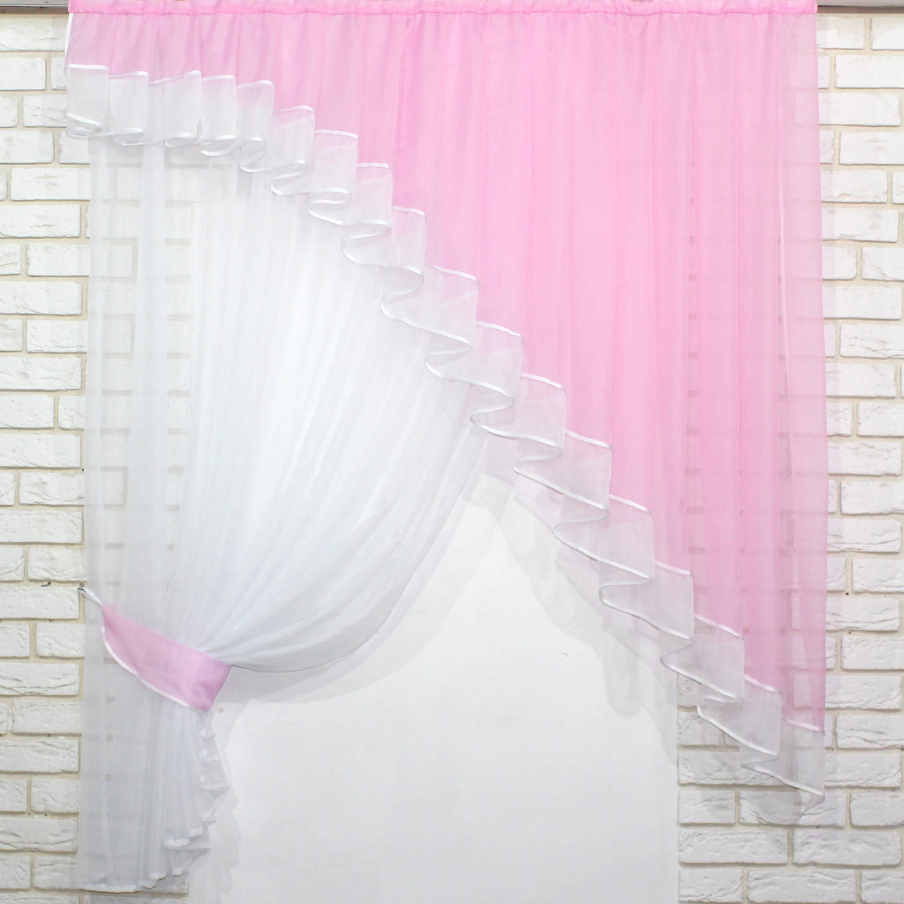 

Кухонный комплект (150х170см.), шторка с ламбрекеном. Цвет розовый с белым. Код 062к 50-635