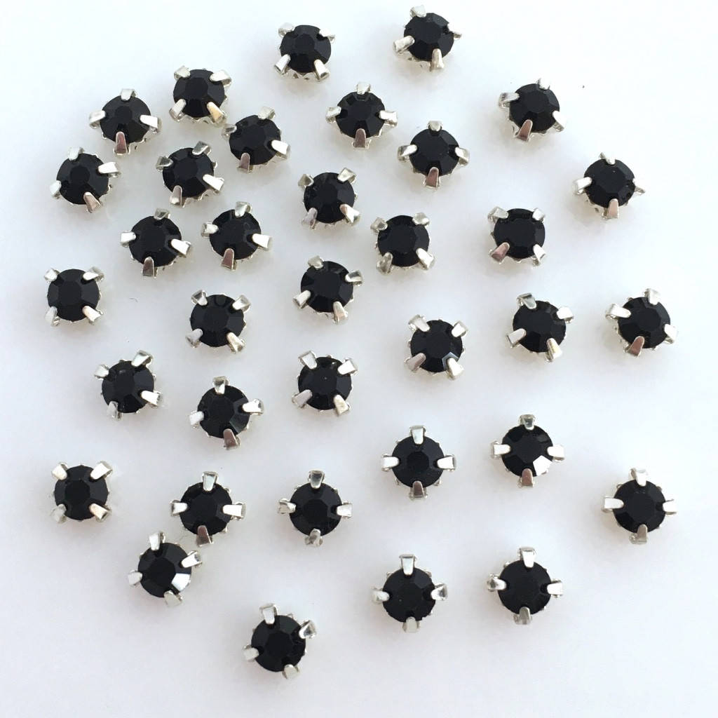 

Шатони 4 мм. Чорний непрозорий. Колір оправи: срібний. (Ціна за 1 шт)