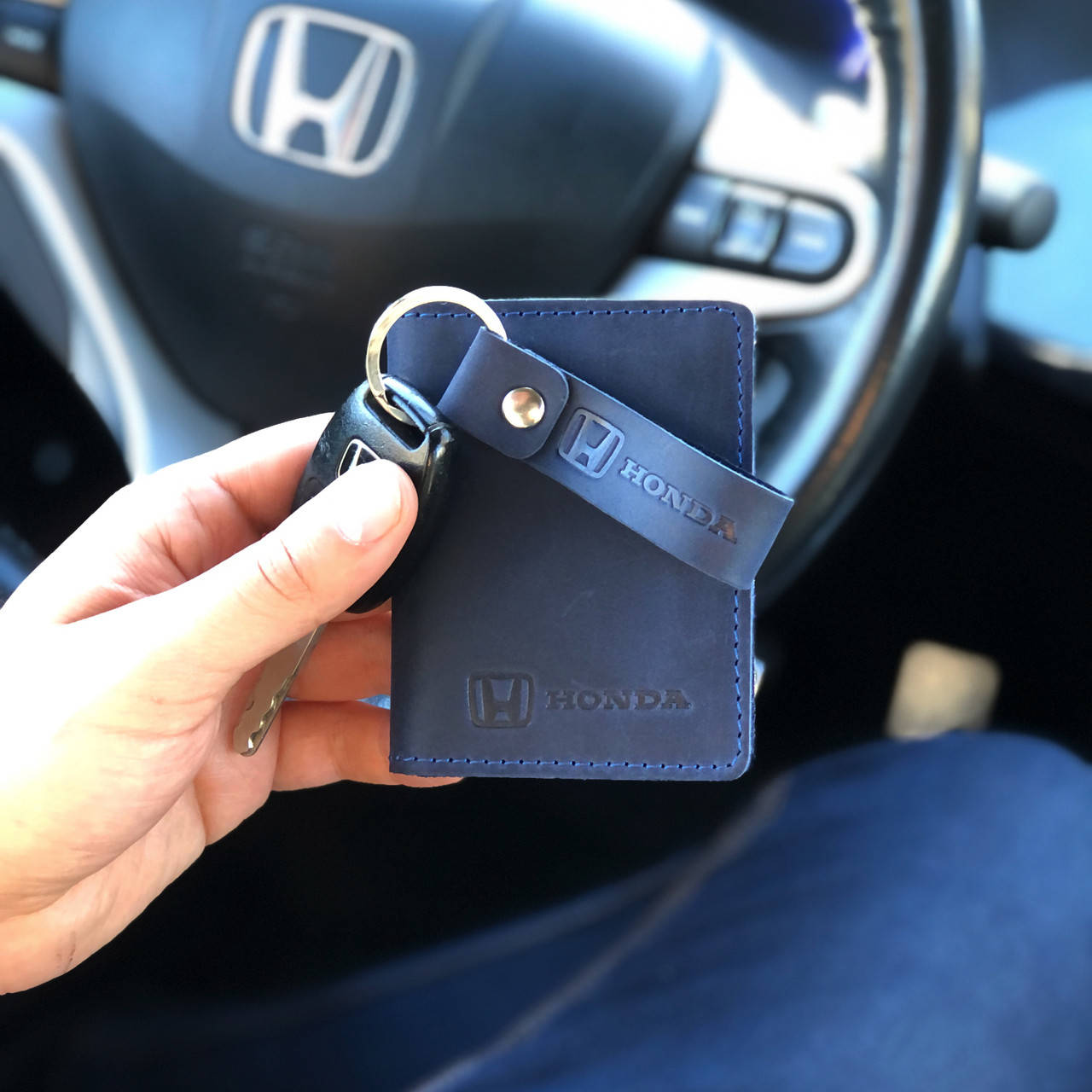 

Набор кожаных аксессуаров HONDA (обложка для прав тех.паспорта и брелок на кольце) синий