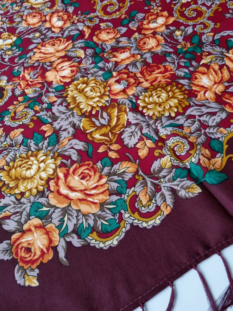 

Женский Павлопосадский платок шерстяной. Темно бордовый.Цветы розы пионы шелковая бахрома 120/120