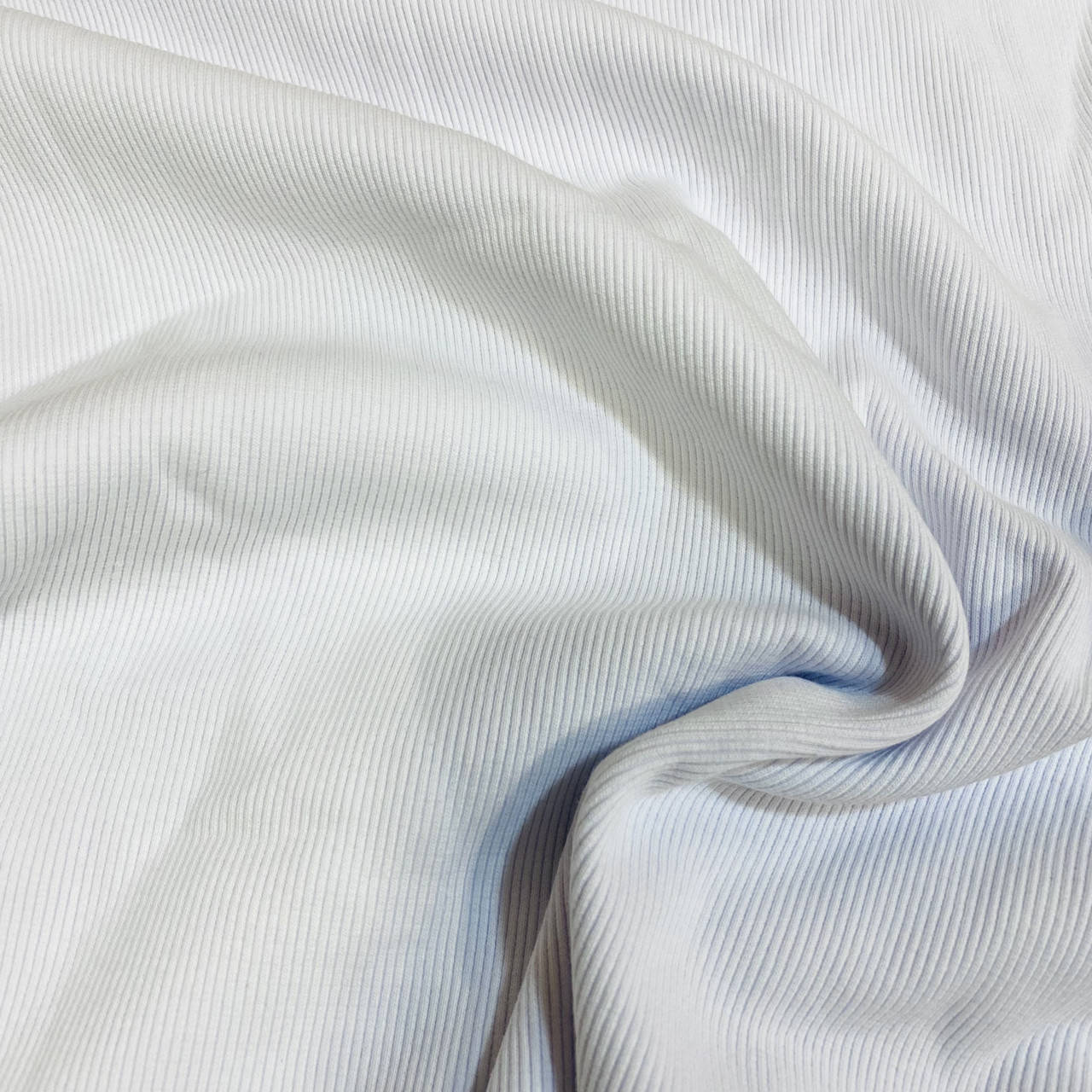 

Довяз к трехнитке Белый Состав: 95% хлопок 5% эластан для окантовки изделий из трехнитки и курток манжетов