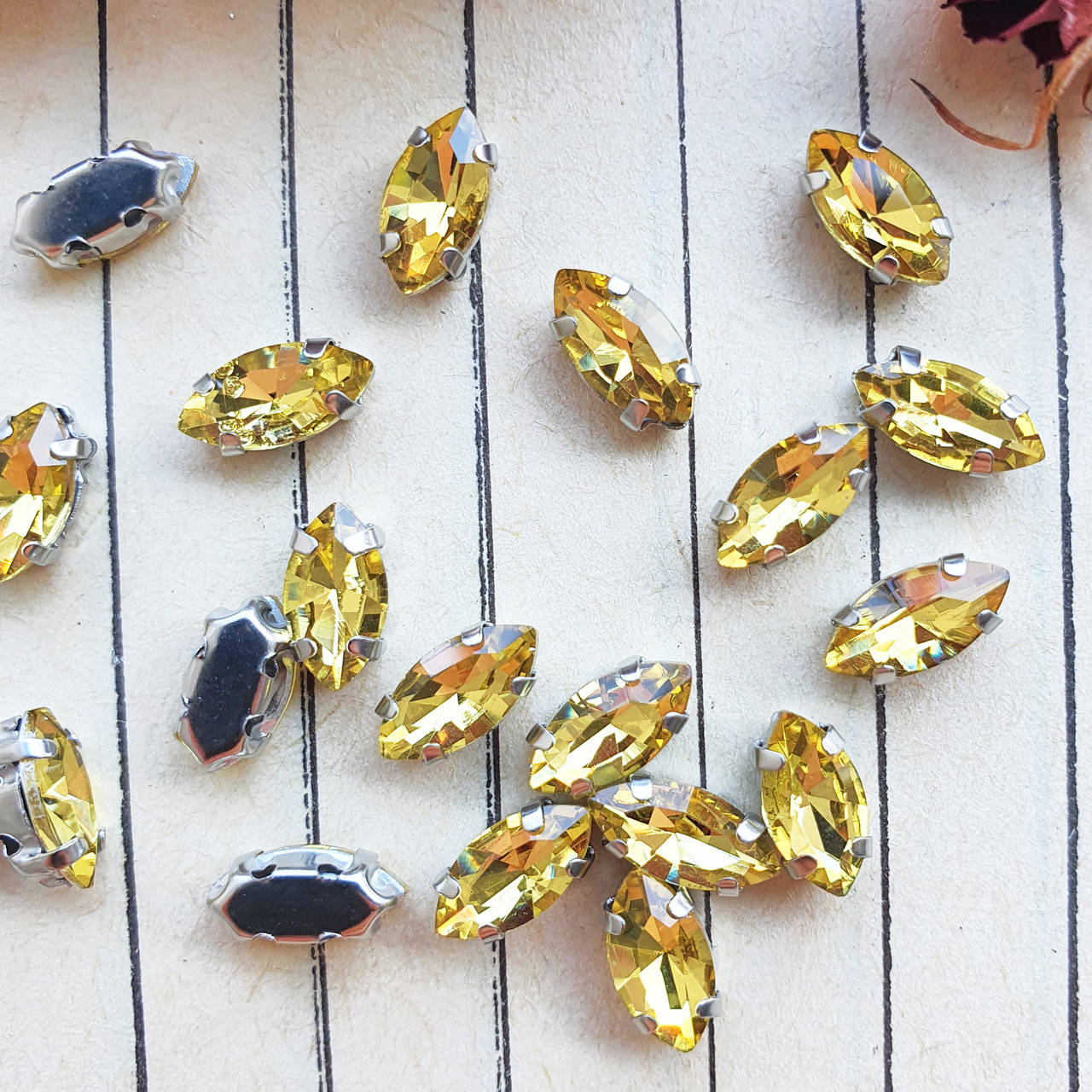 

Стрази в цапах, човник 4*8 мм, колір Topaz