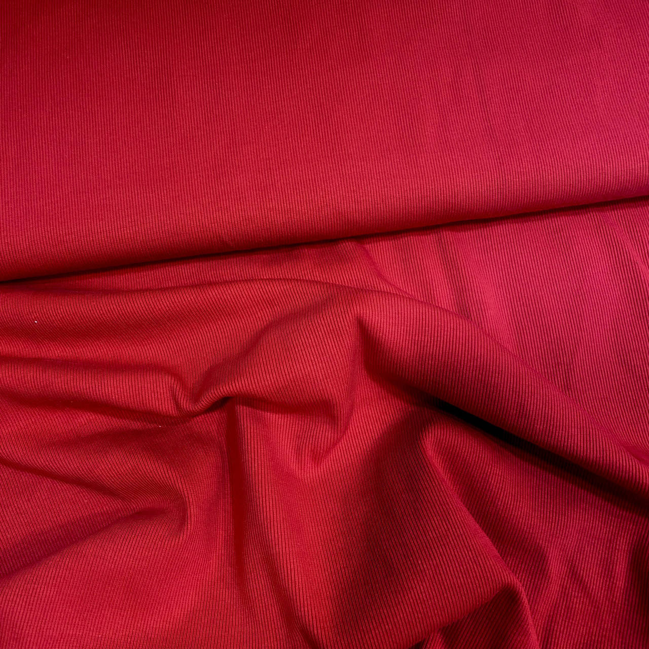 

Довяз к трехнитке Красный темный Состав: 95% хлопок 5% эластан для окантовки изделий из трехнитки и курток