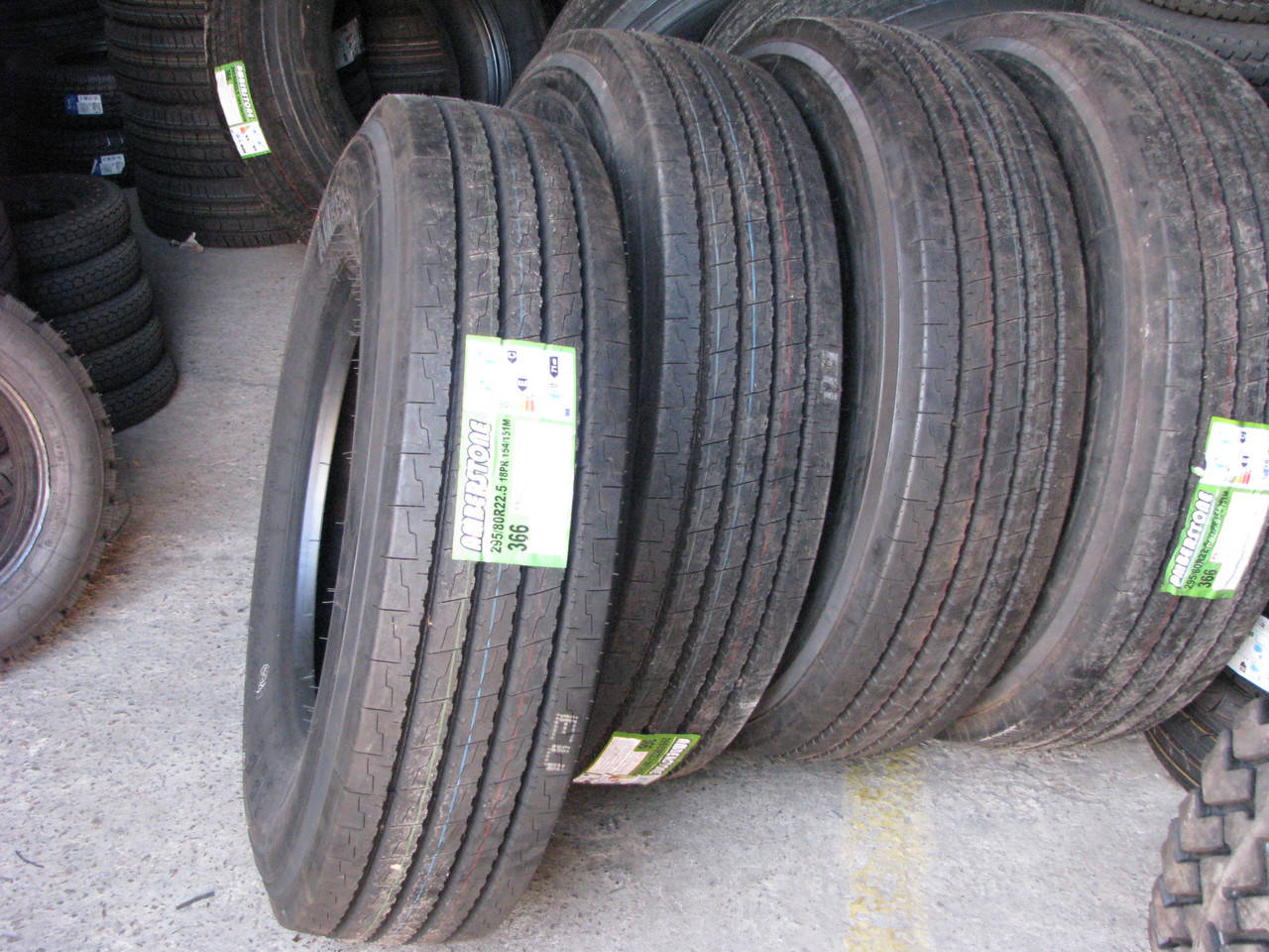 

Грузовые шины 295/80R22.5 AMBERSTONE 366, рулевые, 18 нс.