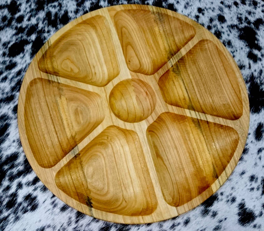 

Менажница для подачи еды с соусницей ( 6 секций) 350