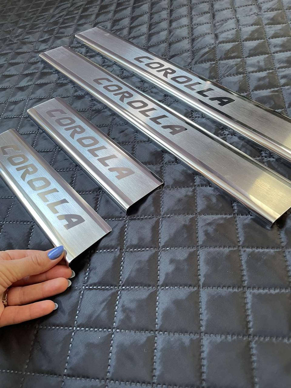 

Накладки на порогиToyota Corolla (2013 >)