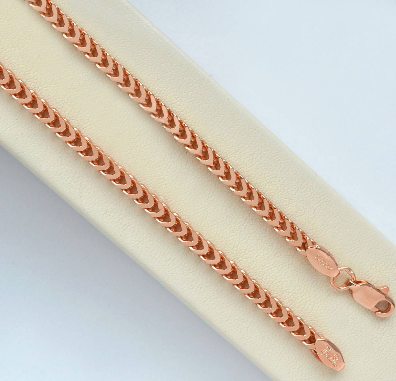 

Цепочка квадратное плетение колос покрытие золотом 18к. длина 60 см. ширина 3 мм.