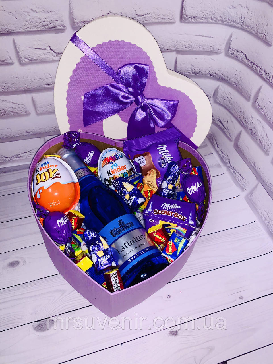 

Вкусный подарок для девушки с киндерами и милка