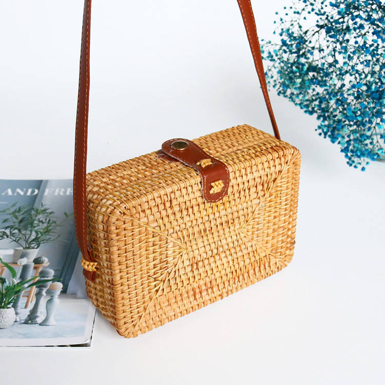 

Женская плетеная ротанговая сумка Bali bag на кнопке с длинным ремешком, Бежевый