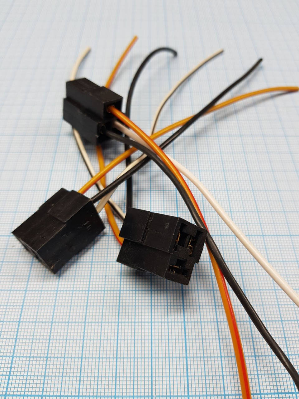 

Разъем кнопки открывания багажника,сигнала ВАЗ 2110 2822. (3 конт)