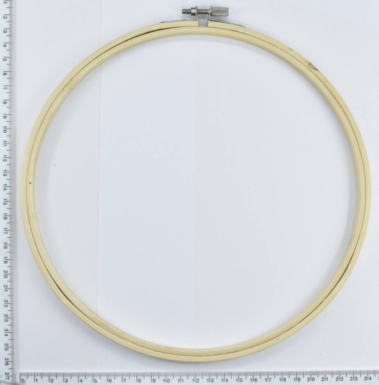 

Пяльца дерево с винтом ф=23см уп=5шт