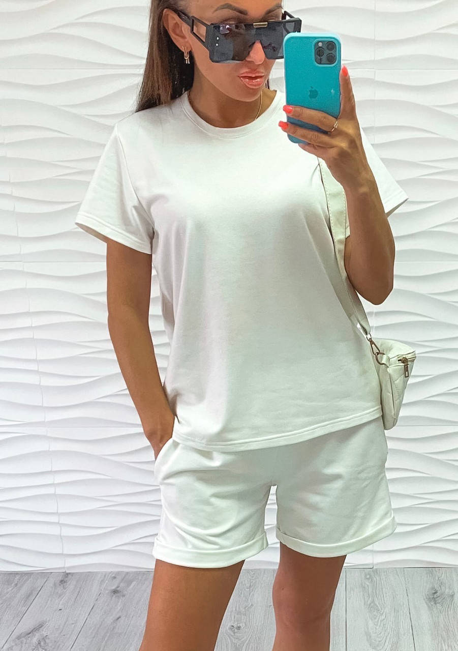 

Женский однотонный костюм с футболкой и шортами Молочный, 42/46