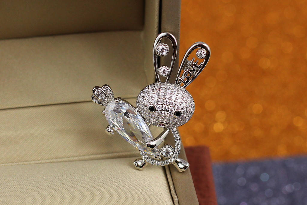 

Брошь Xuping Jewelry зайка с морковкой серебристая