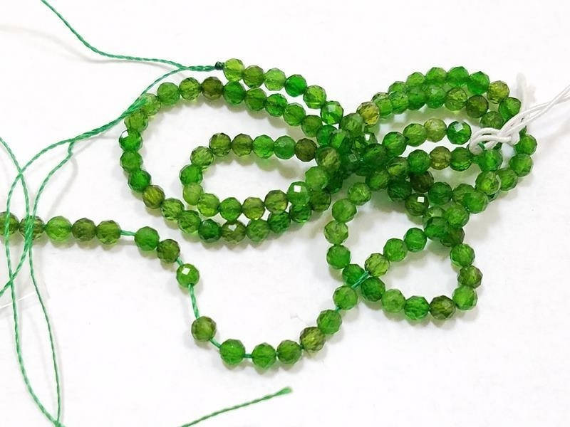 

Бусины на нитке из натурального природного Диопсида граненый шарик d=2,7мм L=40см