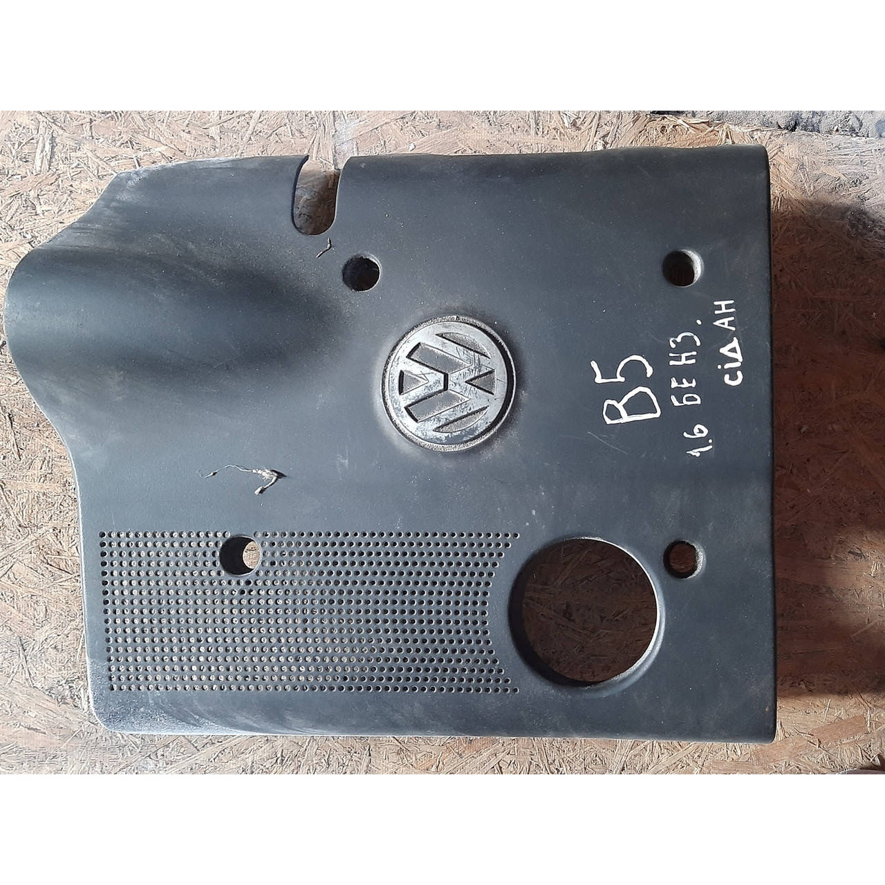 

Декоративная защита двигателя Volkswagen Passat B5 1.6 бензин