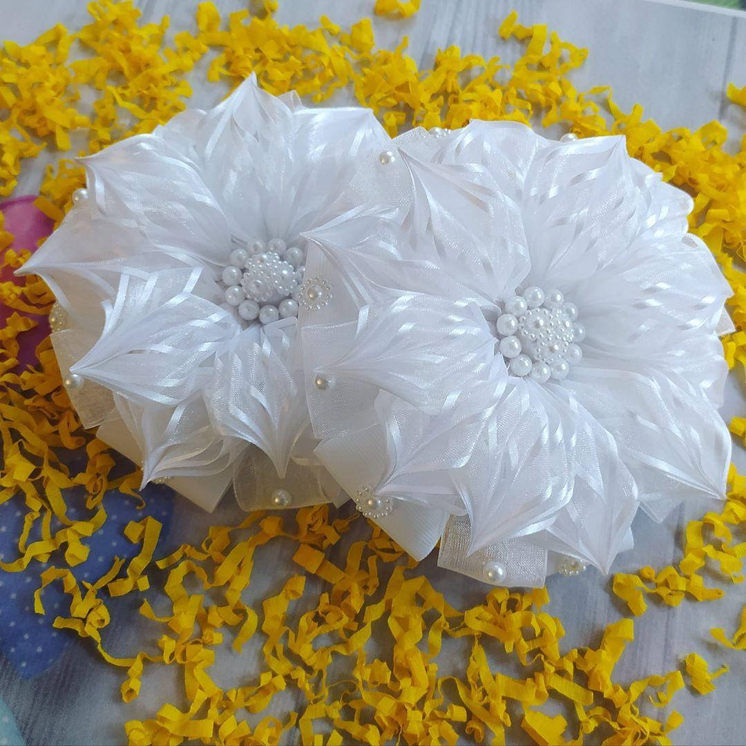 

Бант школьный из репсовой ленты и органзы с атласным кантом "Королевский шарм" (белый)