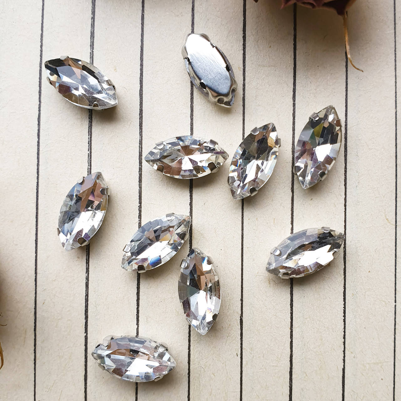 

Стрази в цапах, човник 6*12 мм, колір Crystal