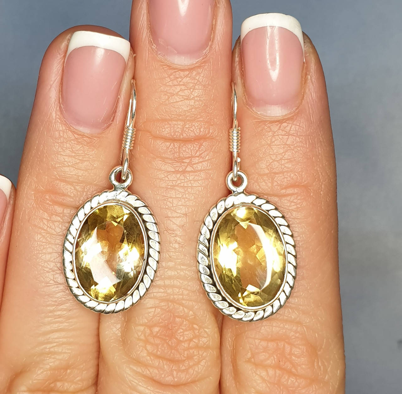 

Сережки серебряные с цитрином 6,76 г