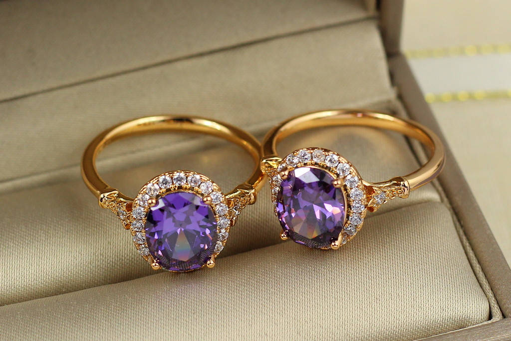 

Кольцо Xuping Jewelry с фиолетовым камнем в кругу камешков р 21 золотистое