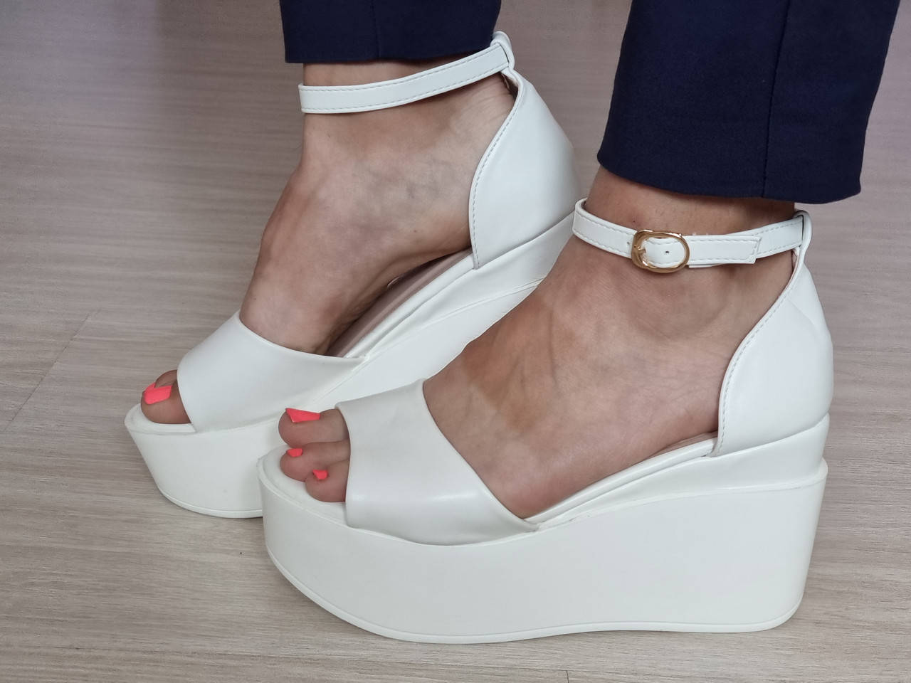 

Босоножки женские белые на высокой платформе, Размер 39 и 40