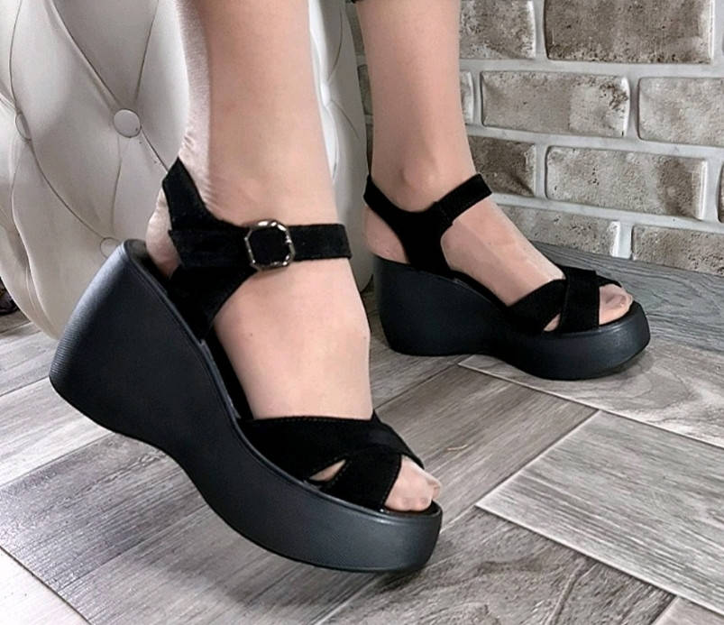 

Босоножки женские чёрные замшевые или кожаные на платформе