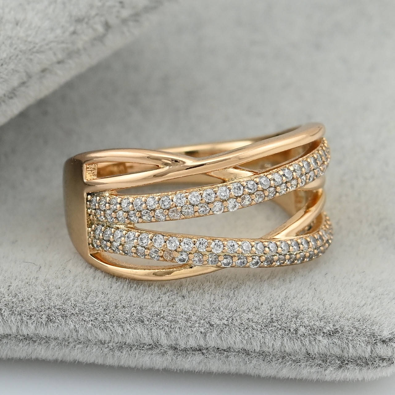 

Кольцо Xuping 30554 ширина 10 мм белые фианиты позолота 18К размер 20