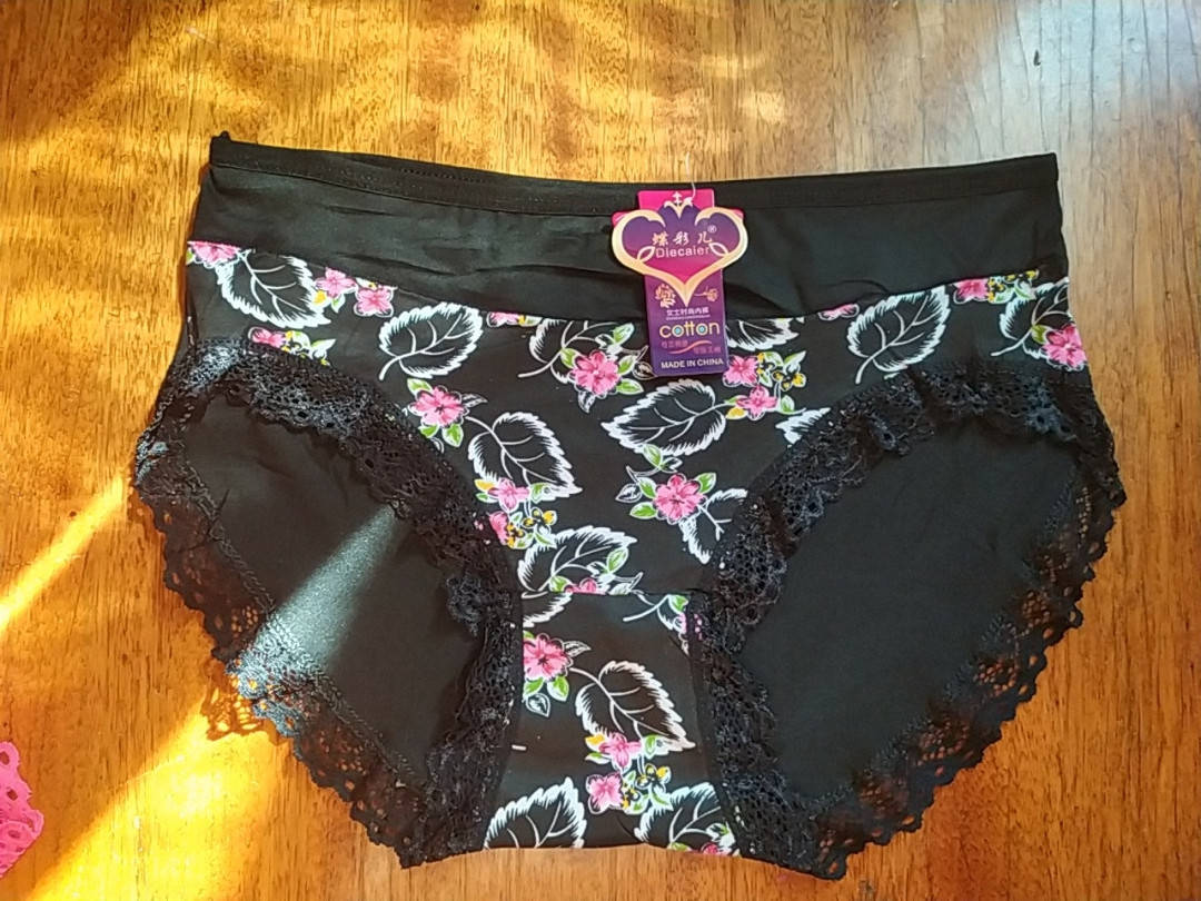 

Трусы женские ,полуботальные бамбуковые 50\52 ,,Листочки,,кружево по ножке
