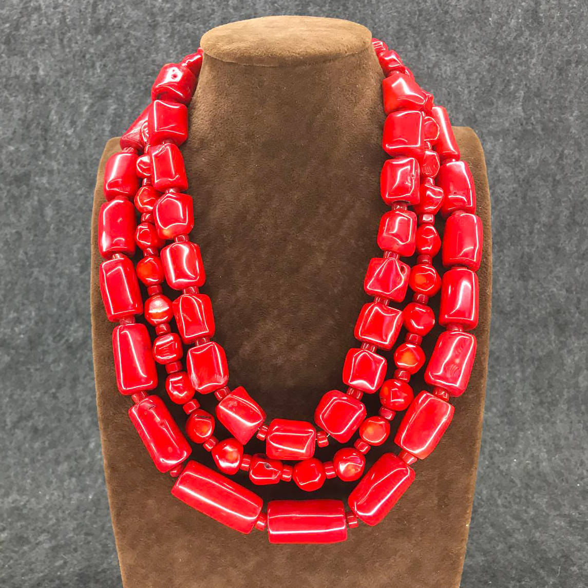 

Бусы колье намиста трехрядные из Красный Натуральный Коралл галтовка d- 6-20 мм L-48см