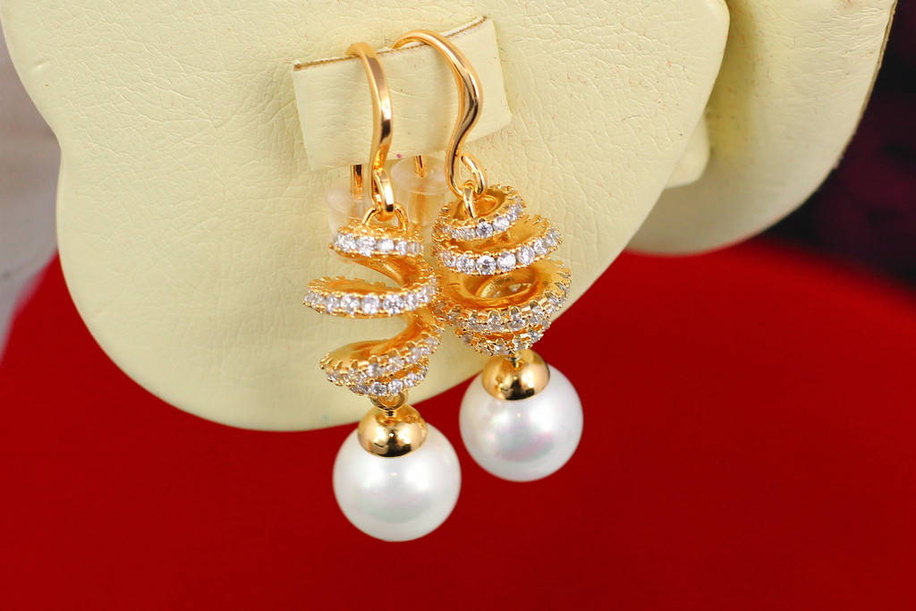 

Серьги Xuping Jewelry спиралька из камешков с жемчужиной 3.5 см золотистые