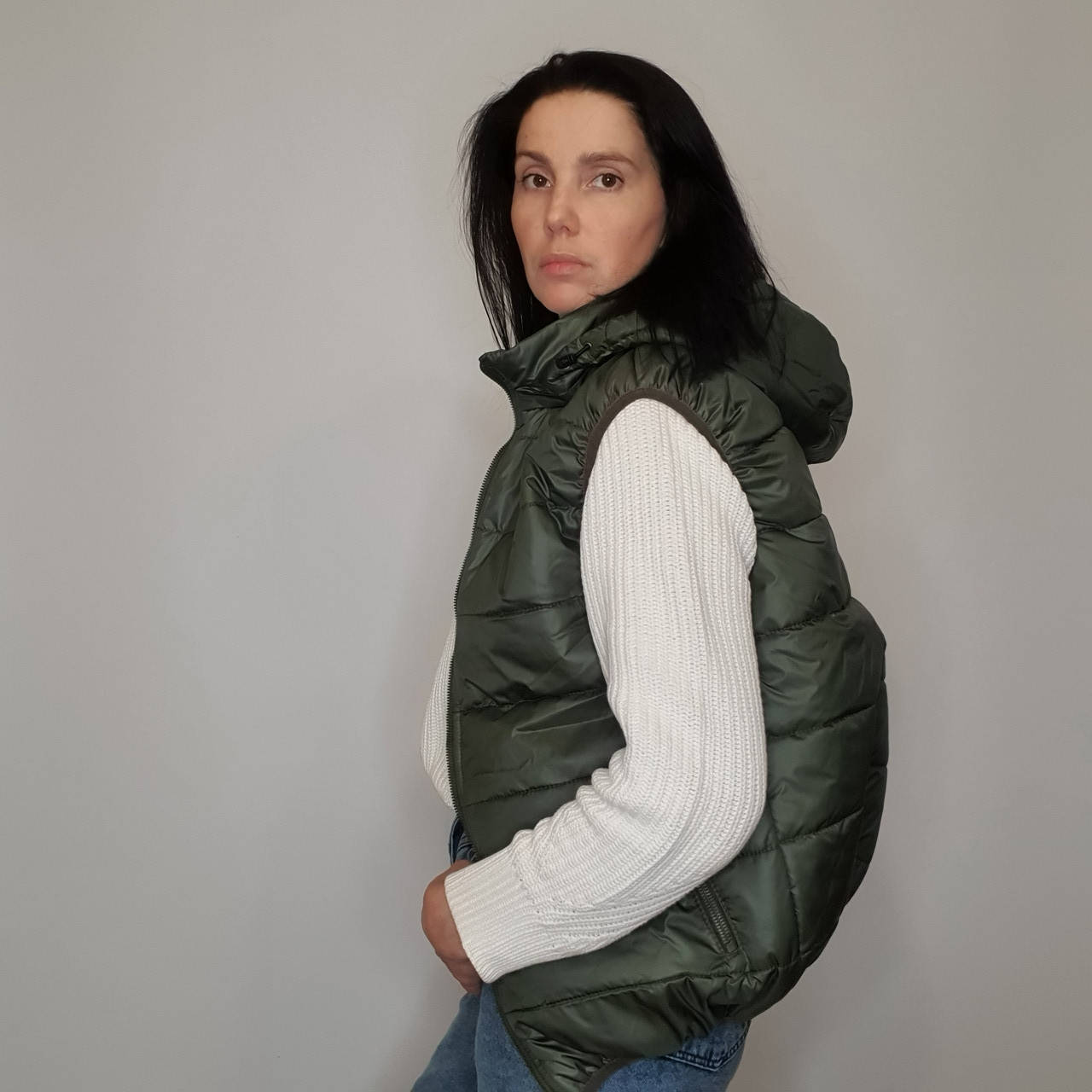 

Женский жилет из плащевки на силиконе с капюшоном размеры 48-60 52, Хаки