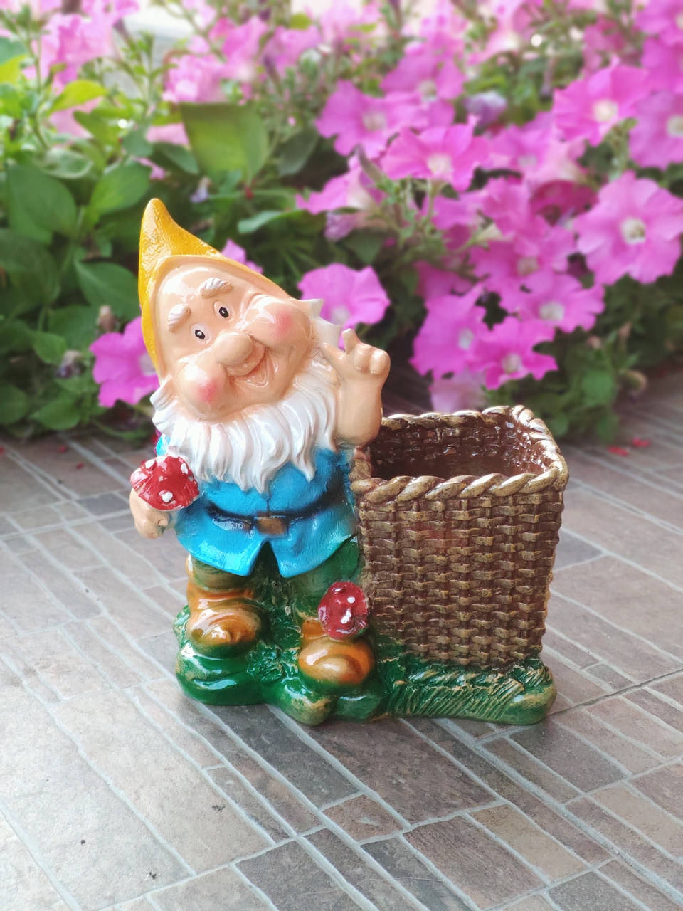 

Садовая фигура Гном грибник (м). декоративная садовая фигура., Разные цвета