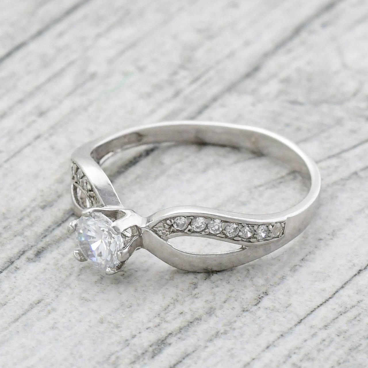 

Кольцо серебряное женское Нежность вставка белые фианиты размер 17