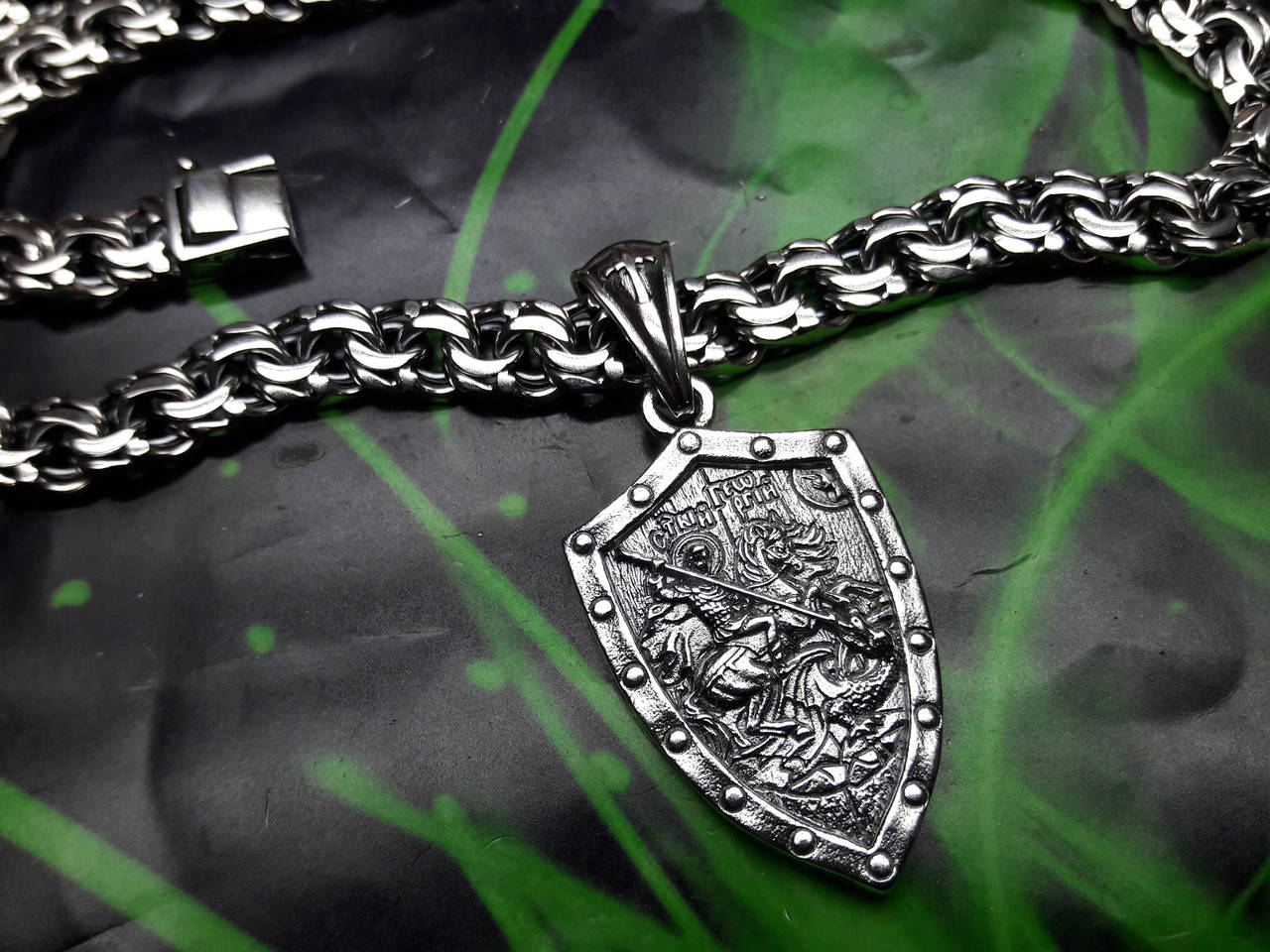 

Серебряная цепочка с кулоном